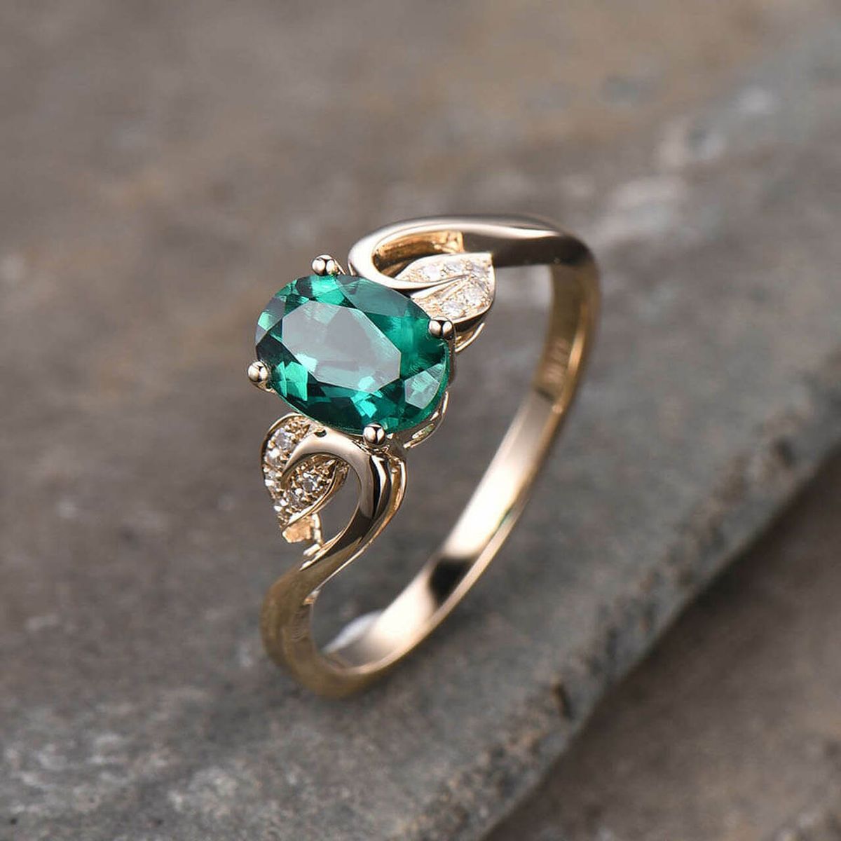 Anillo de oro con esmeralda 2